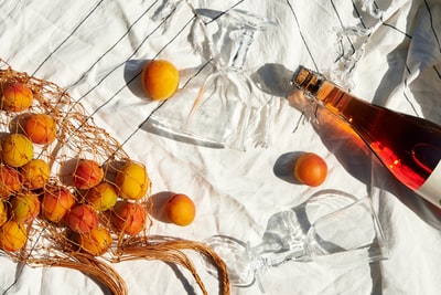 白色纺织品和柑橘类水果上的白色标签瓶